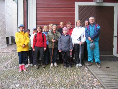 Perillä! Kävelymatka kesti vähän vaille kaksi tuntia ja kaikki jaksoivat hyvin koko matkan. Pastori Katariina Kiilunen oli meitä vastassa Pikkukirkon luona ja piti kävelyn päätteeksi pienen hartaustilaisuuden.