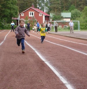 Kesällä kilpaillaan Kerkkoon urheilukentällä.